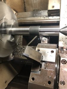 чорнова обробка вала на токарному верстаті