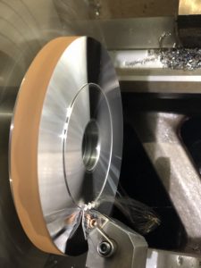 процес обробки маточини на токарному верстаті