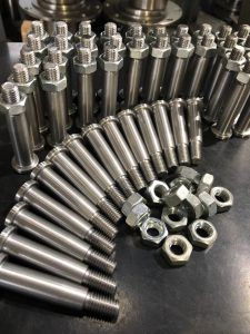 пальці циліндричні з упором і різьбленням з гайками в зборі