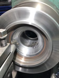 процес розточування маточини на токарному верстаті