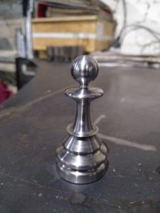 шахова фігура пішак виточена з металу