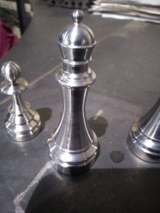 шахова фігура слон виточена з металу