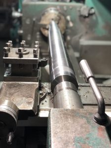 вал обробляється на токарному верстаті