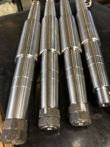 готові вали з гайками і без